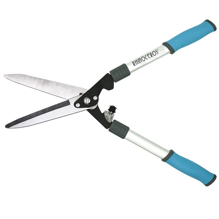 L'uso di attrezzi da giardino - cesoie per rami alti e seghe per rami alti